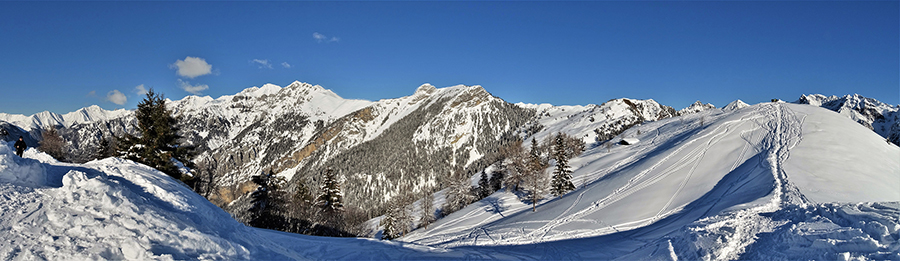Sulle nevi al sole di Torcola Vaga con vista verso Pizzo Badile e Monte Secco